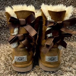 LGirls Bailey Bow Tan Uggs. Good quality, some damage on toe, alot of life left